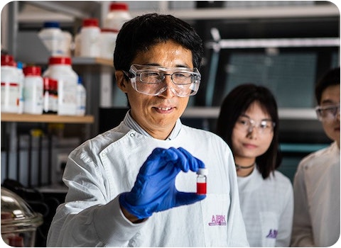 uq quantum dot solar cells held by researcher